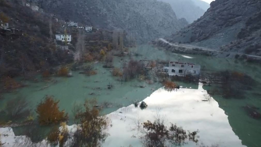 Sular altında kalmaya başlayan evlerine son kez baktılar