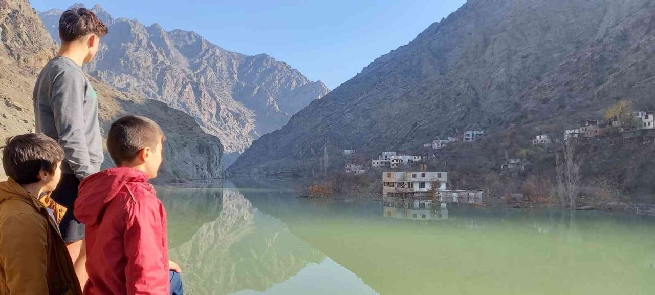 Sular altında kalmaya başlayan evlerine son kez baktılar