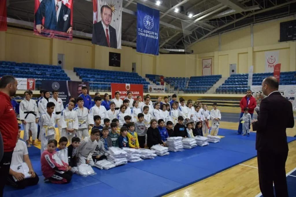 Judo sporcuları birlikte antrenman yaptı