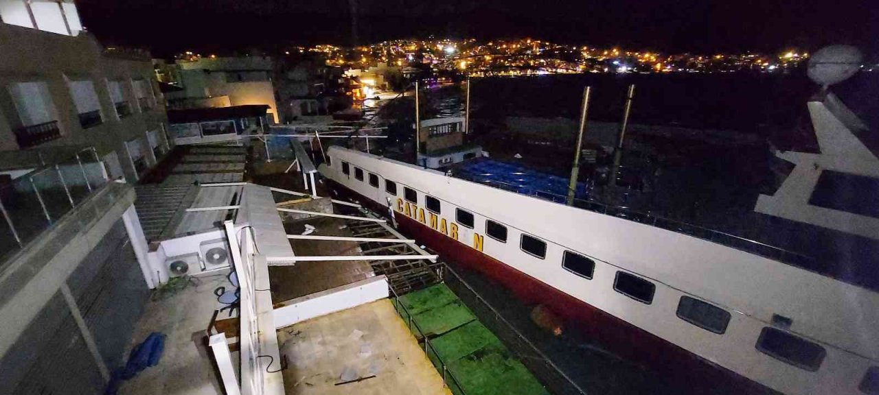 Fırtınaya dayanamayan dev katamaran işletmelere çarptı