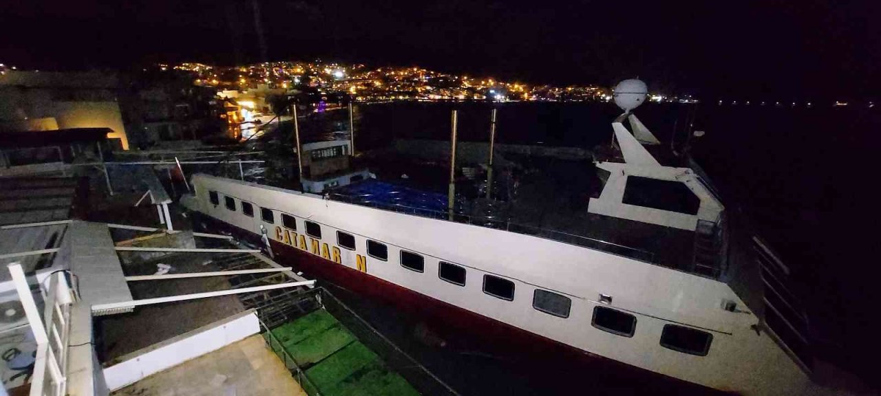 Fırtınaya dayanamayan dev katamaran işletmelere çarptı