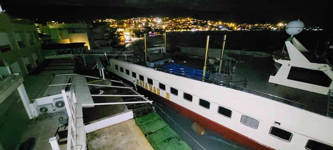 Fırtınaya dayanamayan dev katamaran işletmelere çarptı