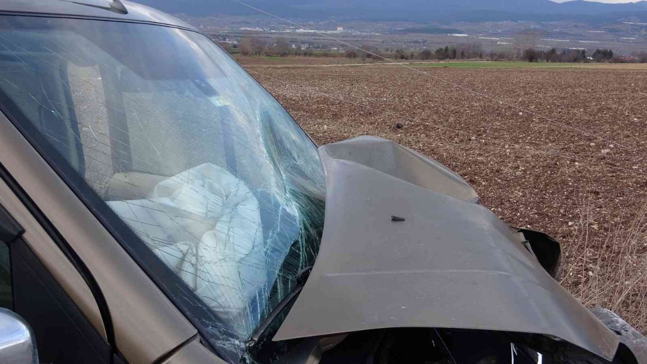 Hafif ticari araç çarptığı beton direği devirdi: 1 yaralı