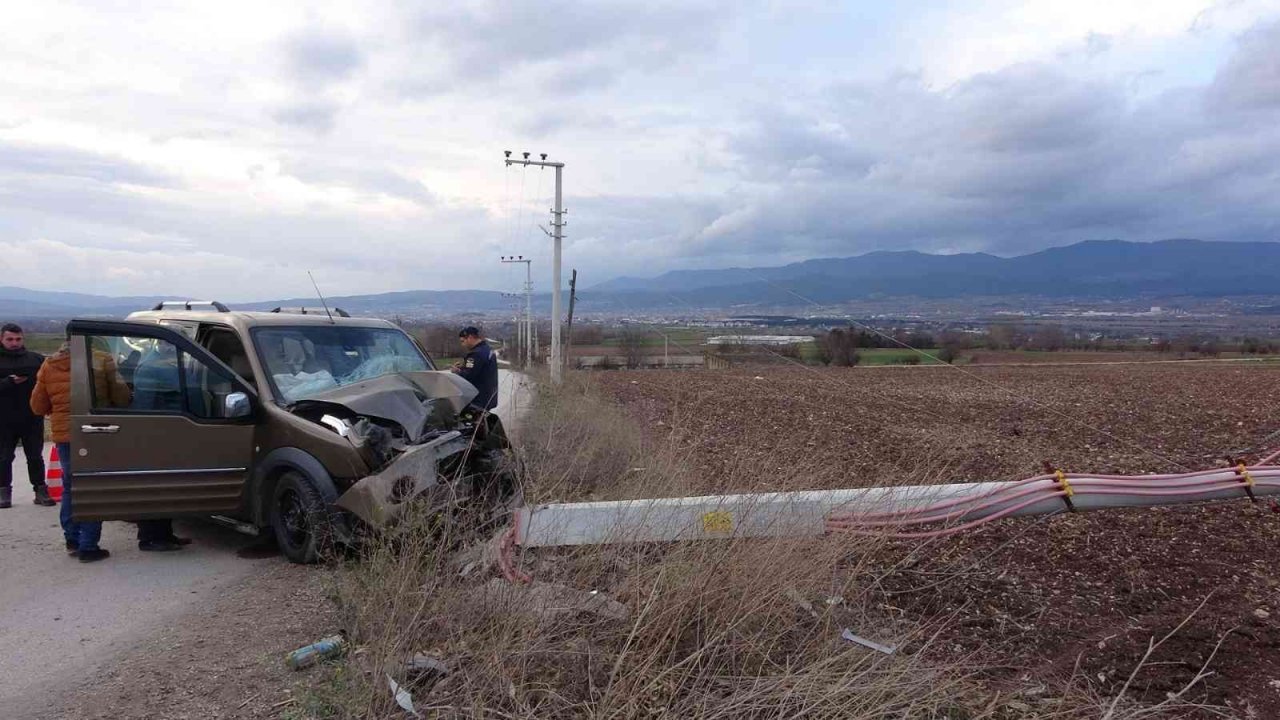 Hafif ticari araç çarptığı beton direği devirdi: 1 yaralı
