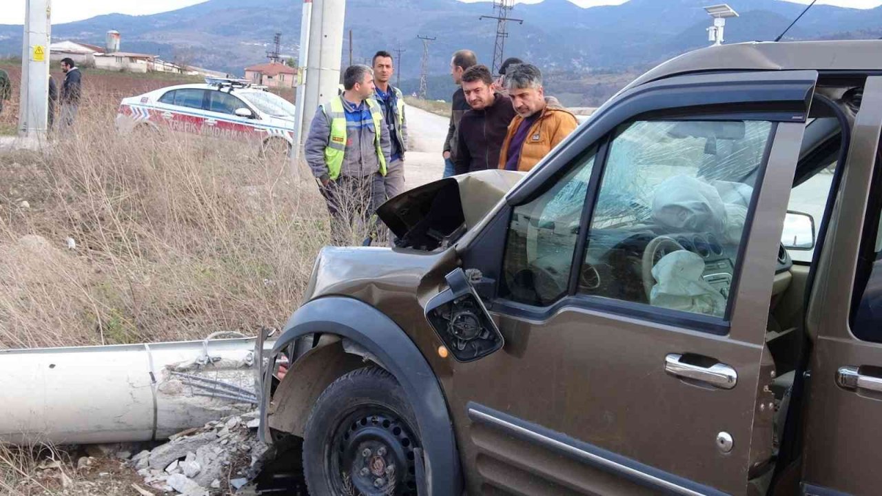 Hafif ticari araç çarptığı beton direği devirdi: 1 yaralı