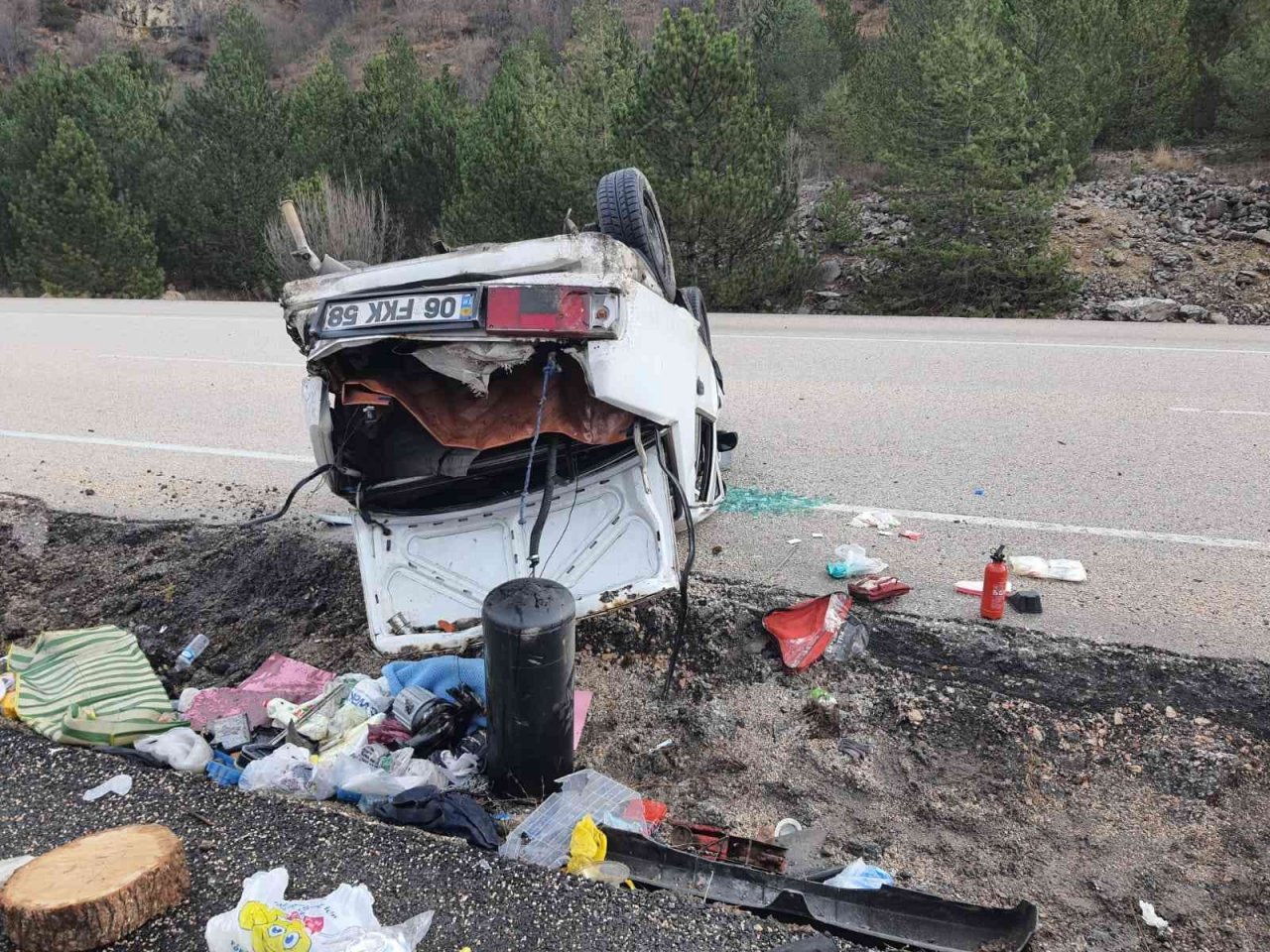 Takla atan otomobil hurdaya döndü: 3 yaralı