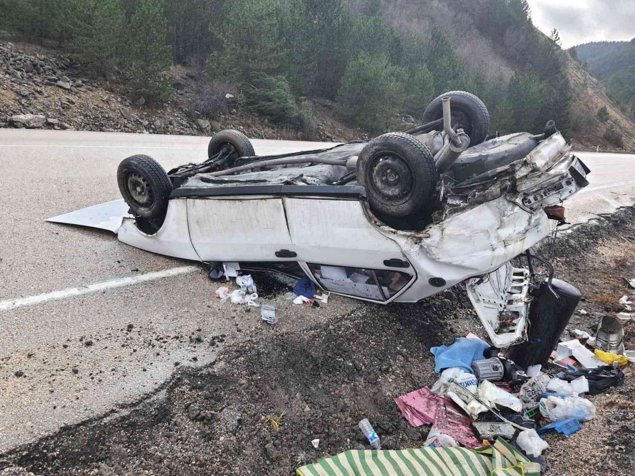 Takla atan otomobil hurdaya döndü: 3 yaralı