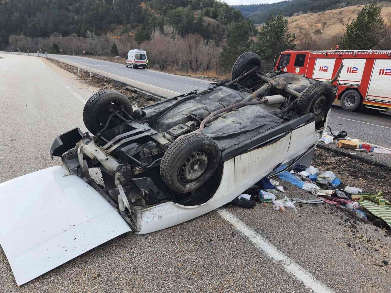 Takla atan otomobil hurdaya döndü: 3 yaralı