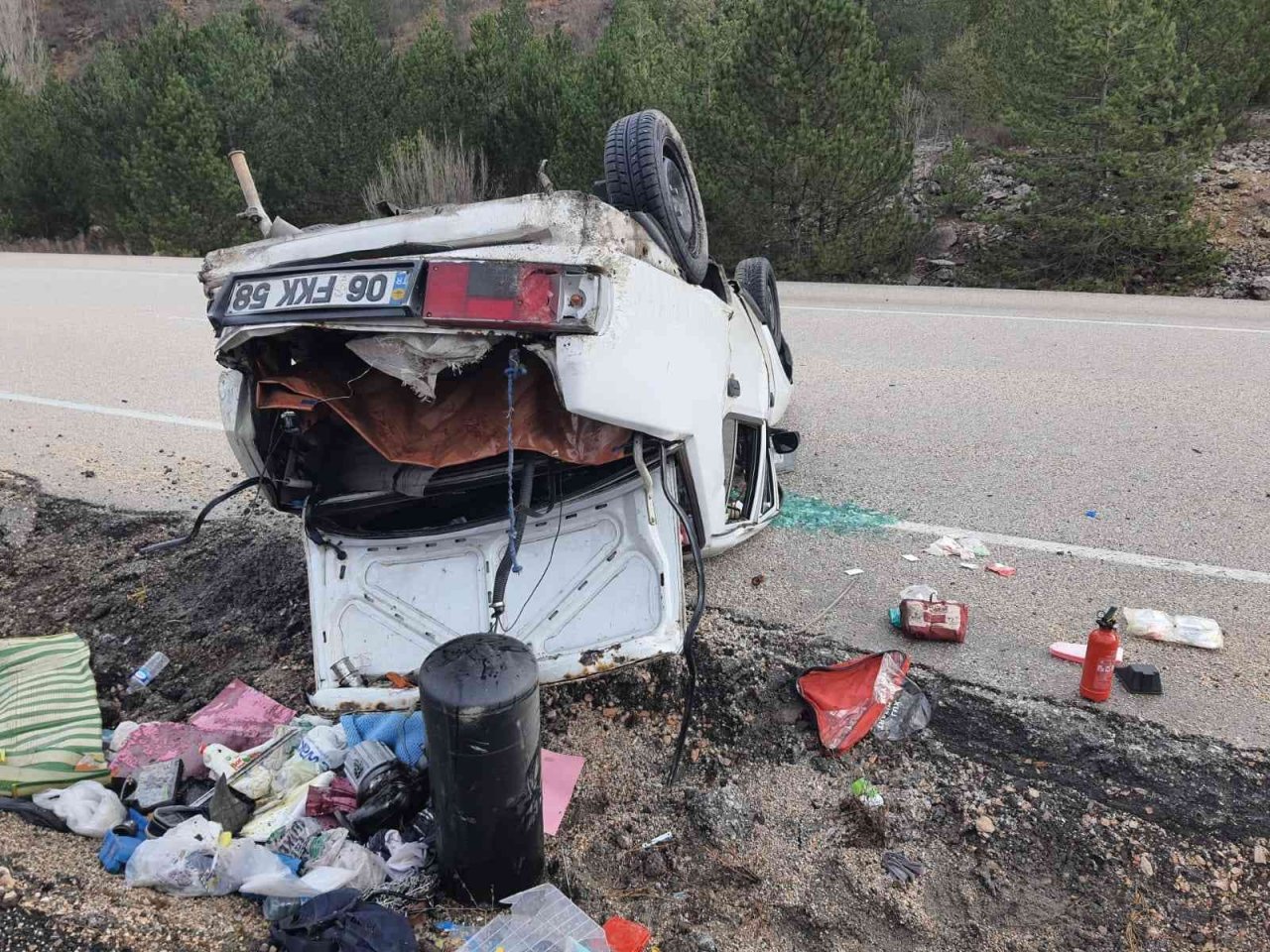 Takla atan otomobil hurdaya döndü: 3 yaralı