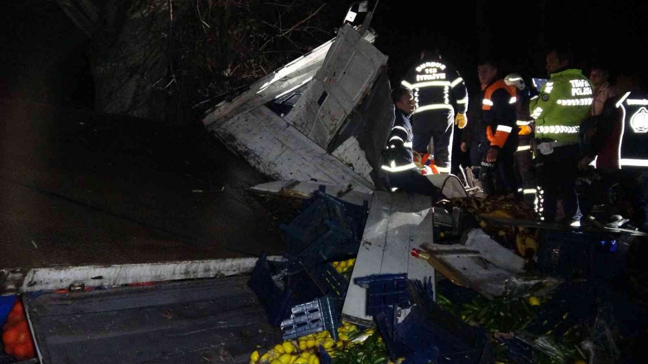 Burdur’da meyve yüklü kamyon uçurumdan aşağı düştü: 1 ölü