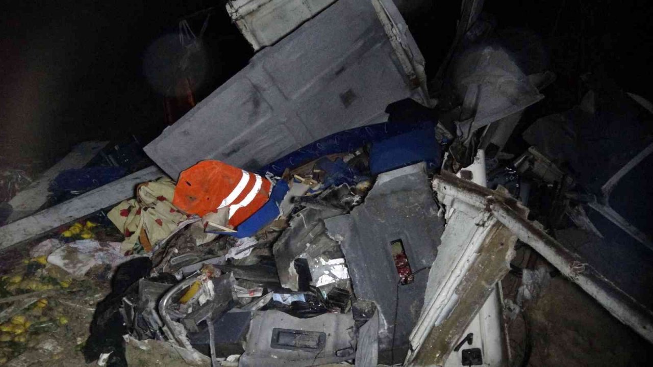 Burdur’da meyve yüklü kamyon uçurumdan aşağı düştü: 1 ölü