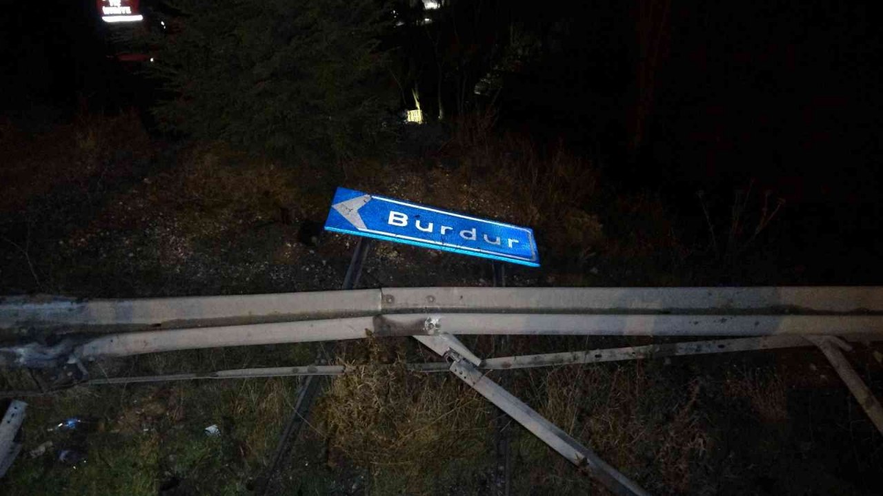 Burdur’da meyve yüklü kamyon uçurumdan aşağı düştü: 1 ölü