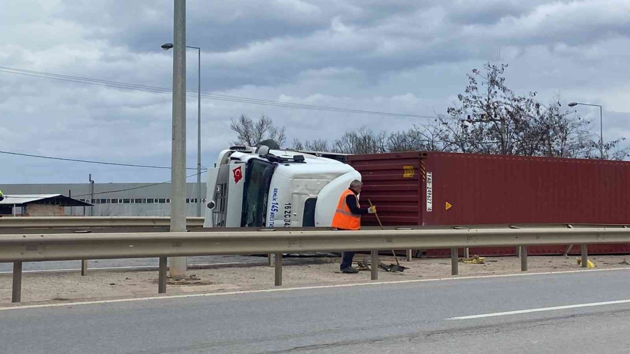 Bursa’da tır devrildi: 1 yaralı