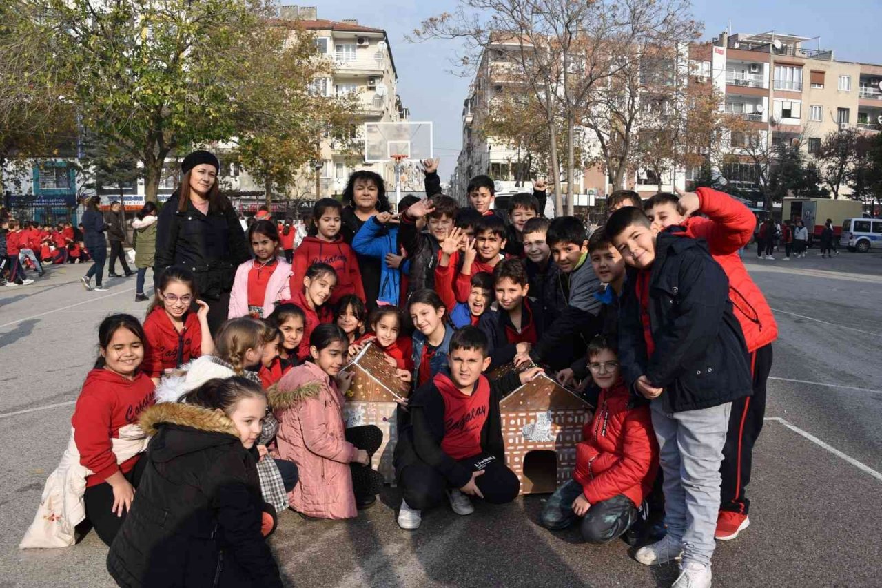 Atık malzemelerden kedi evleri yaptılar