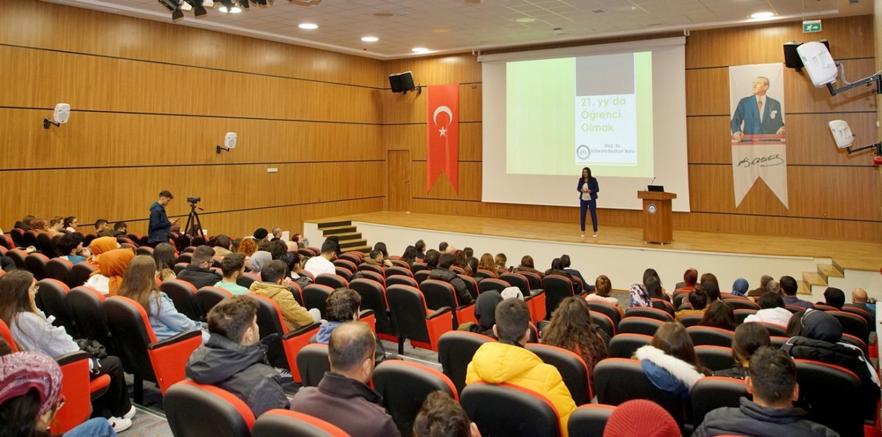 ÇAKÜ’de 21. yüzyılda öğrencilik ele alındı