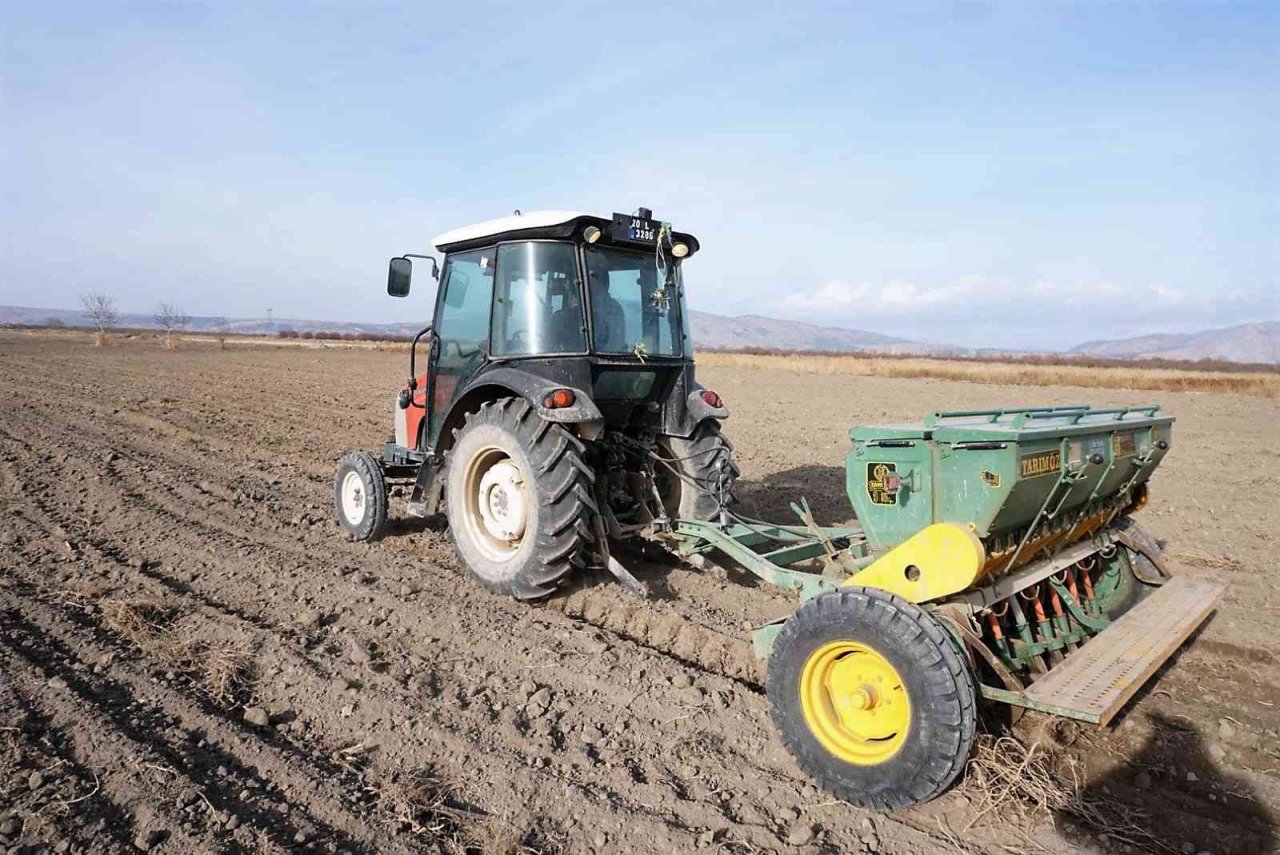 Direksiyona geçen Başkan Vural, ata tohumlarını toprakla buluşturdu