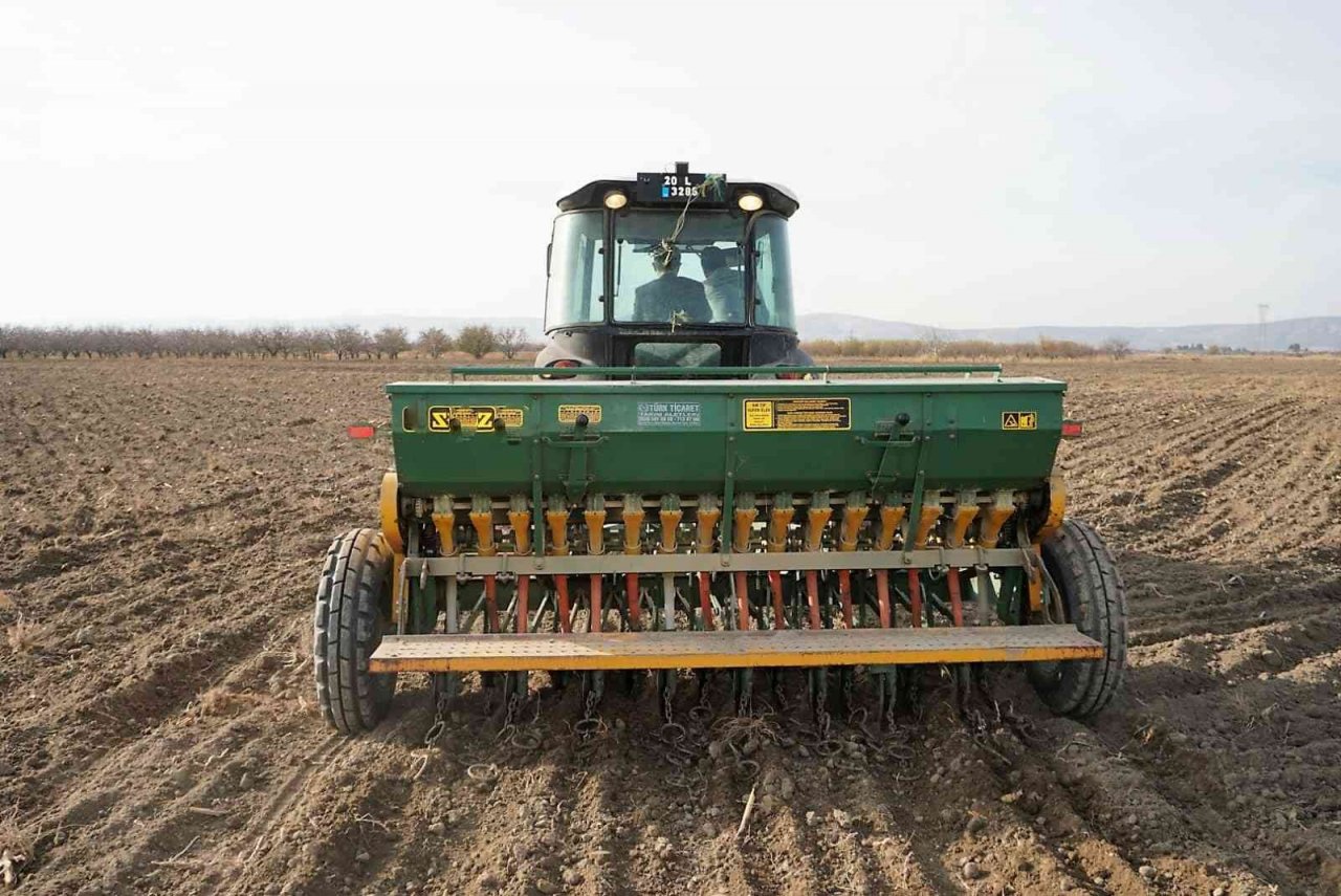 Direksiyona geçen Başkan Vural, ata tohumlarını toprakla buluşturdu