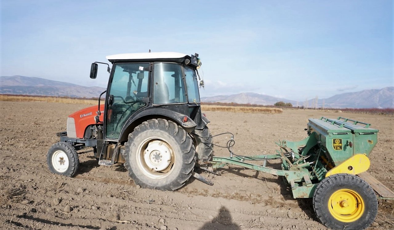 Direksiyona geçen Başkan Vural, ata tohumlarını toprakla buluşturdu