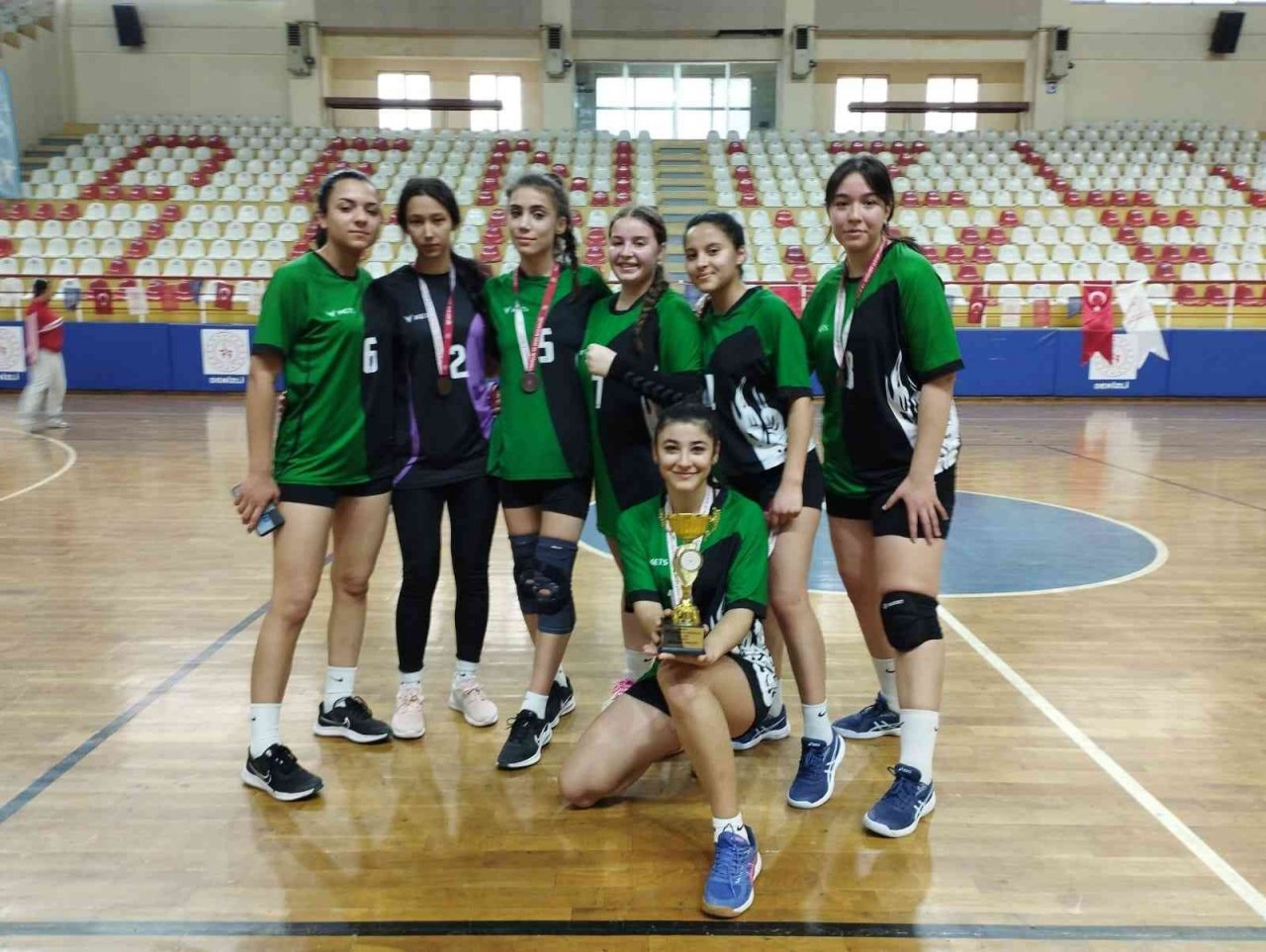 Denizli’de 114 sporcu kupayı kaldırmak için kıyasyısa mücadele etti