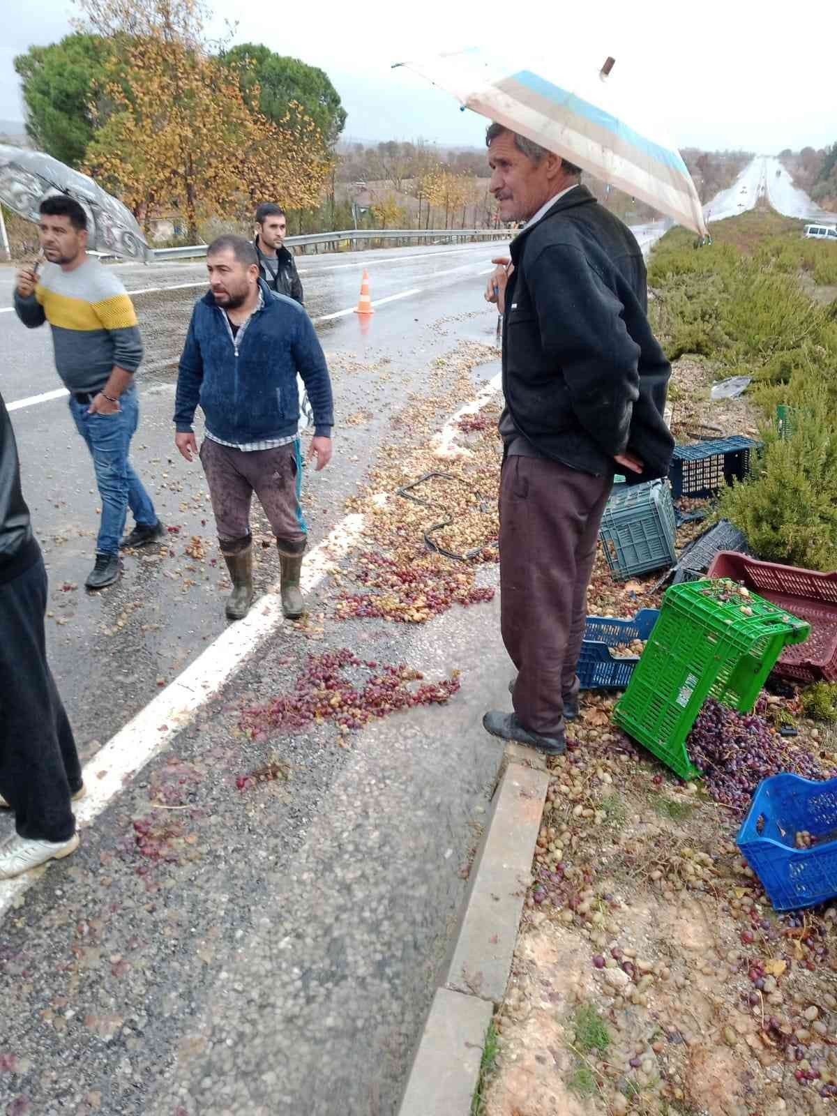 Üzüm yüklü minibüsteki aile ölümden döndü; 8 yaralı