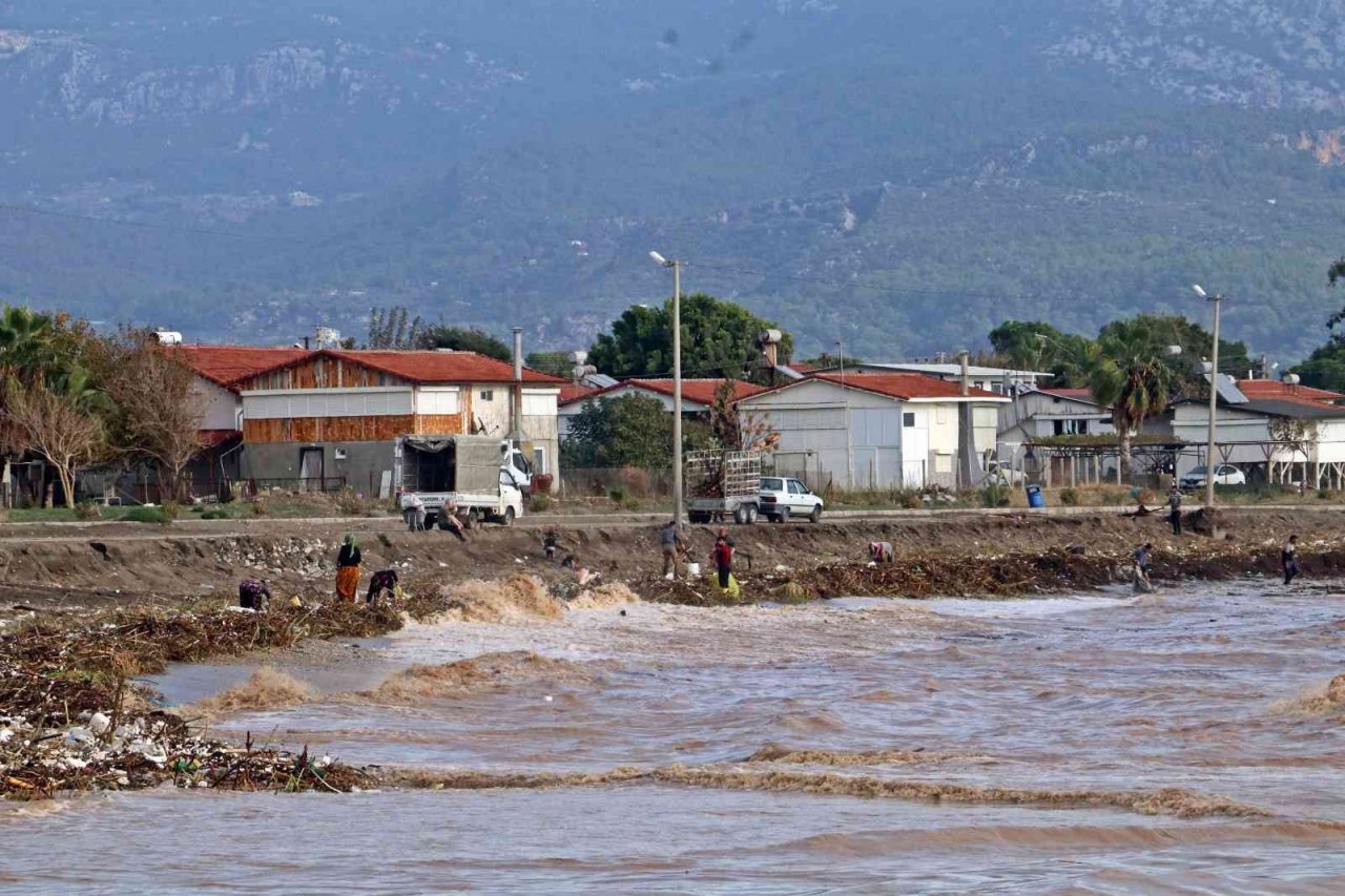 Akdeniz’le birleşen sel suları iki ilçenin kıyı şeridini kahverengiye bürüdü