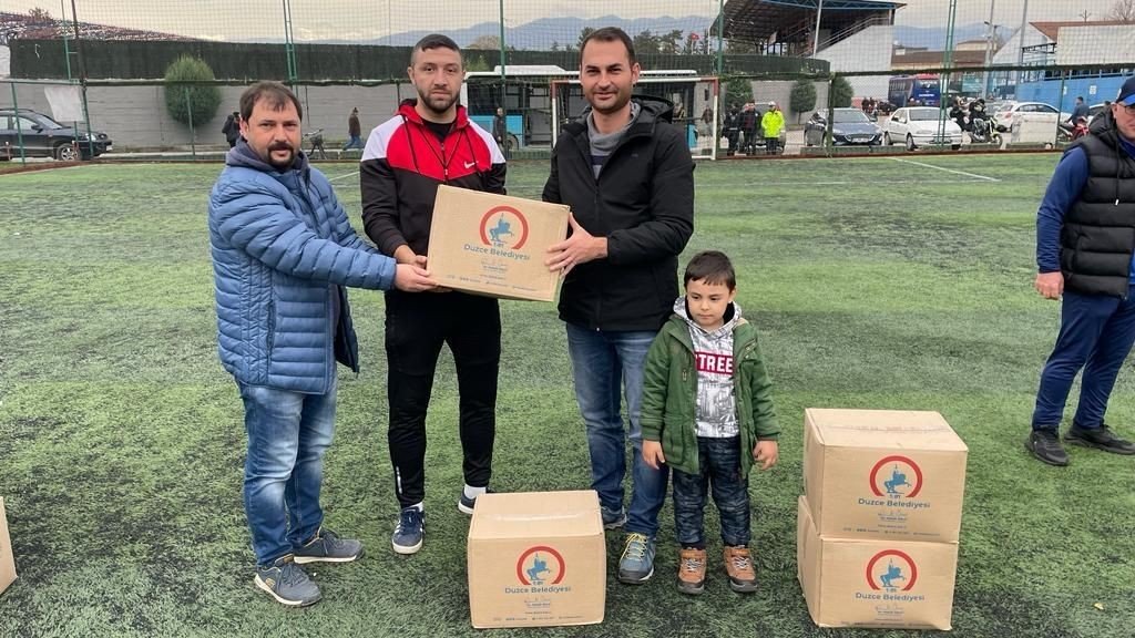 Düzce Belediyesinden 23 kulübe 552 eşofman