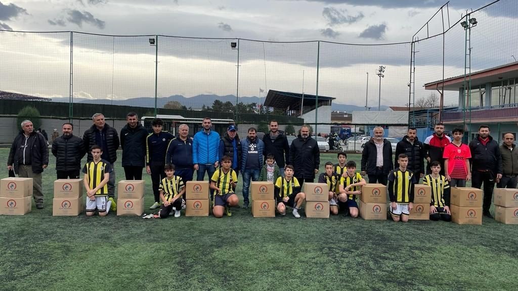 Düzce Belediyesinden 23 kulübe 552 eşofman