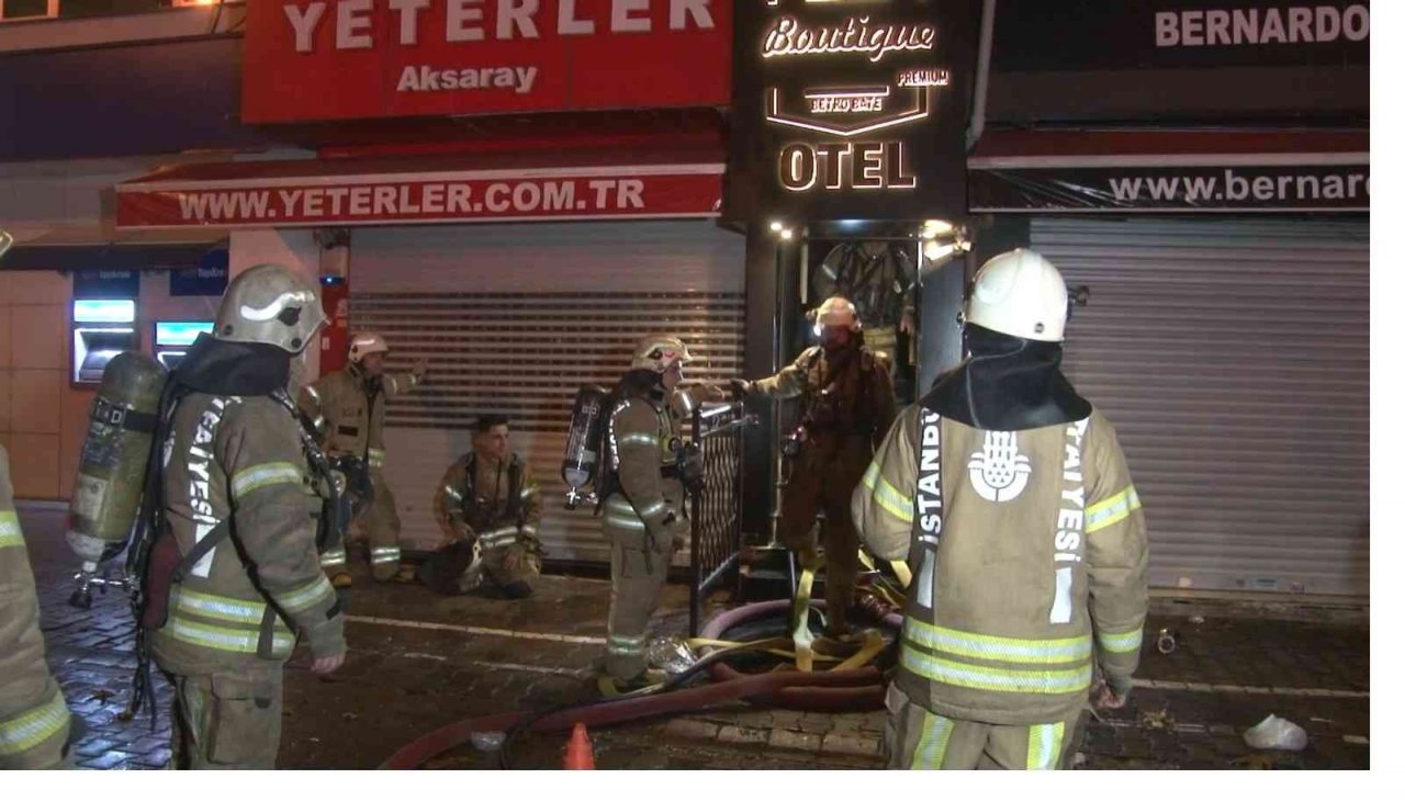 Fatih’te 6 katlı otelde çıkan yangında 60 kişi tahliye edildi