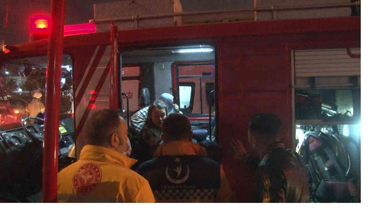 Fatih’te 6 katlı otelde çıkan yangında 60 kişi tahliye edildi