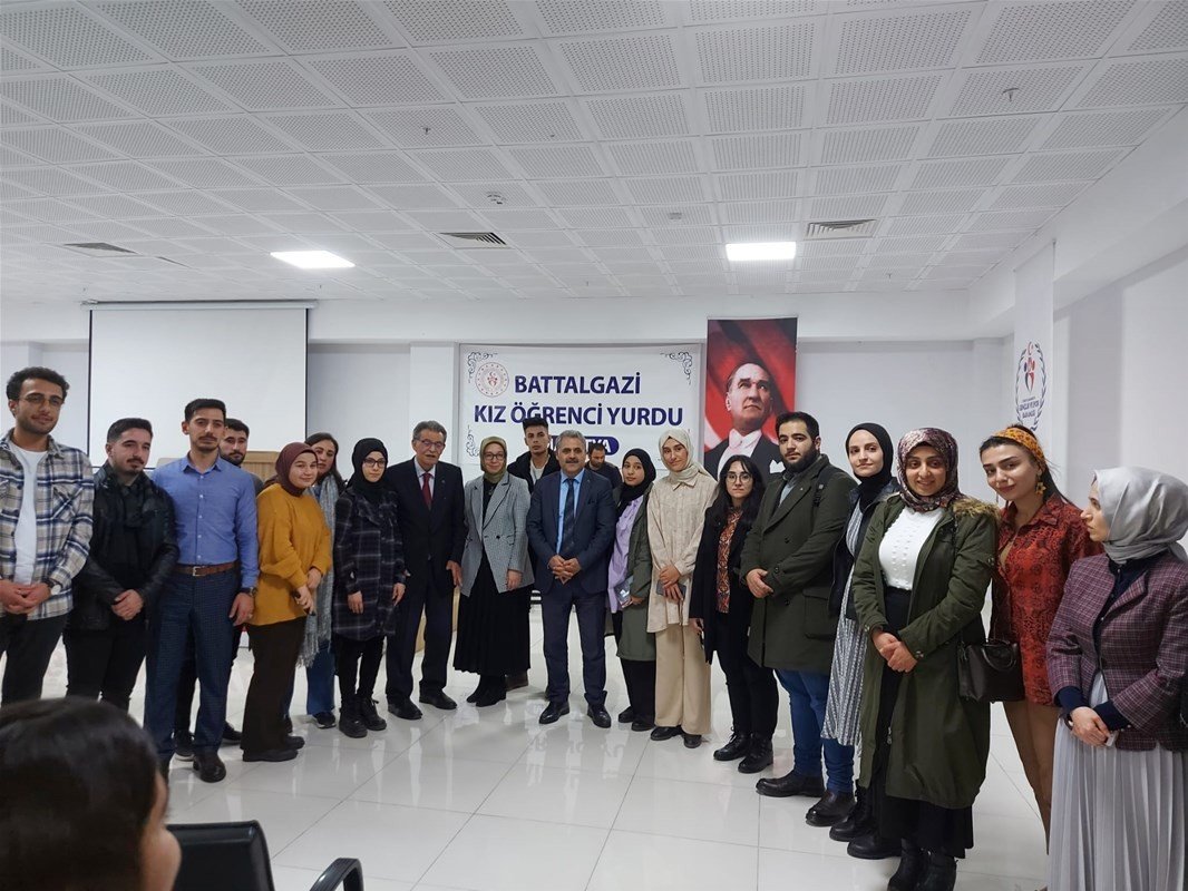 Eski Bakan Güçlü’den öğrencilere tavsiyeler