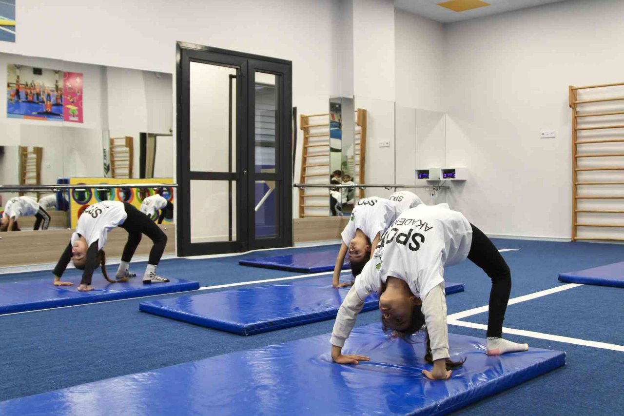 Hem spor yapıyor hem de çocuklarına örnek oluyorlar