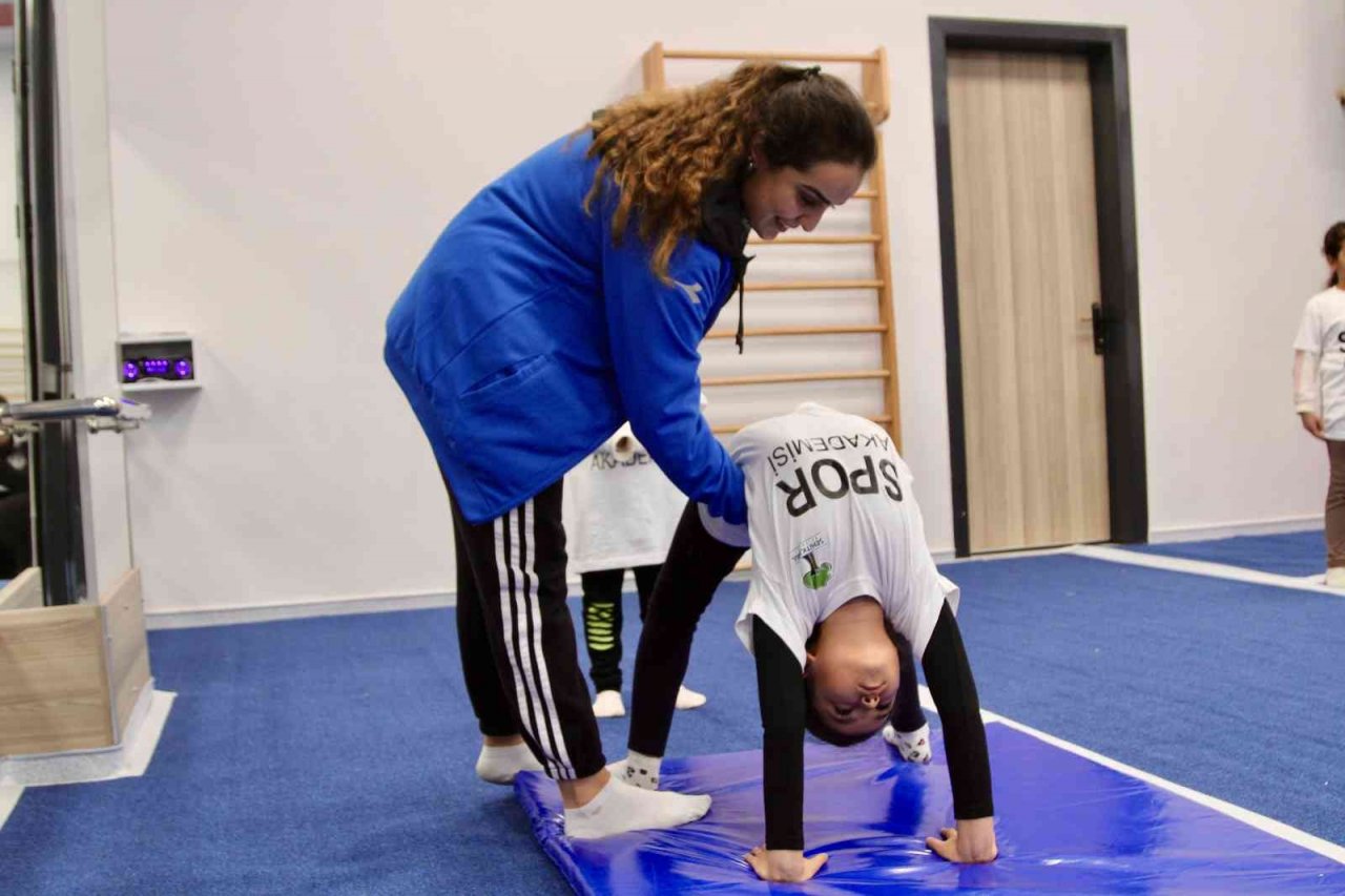 Hem spor yapıyor hem de çocuklarına örnek oluyorlar