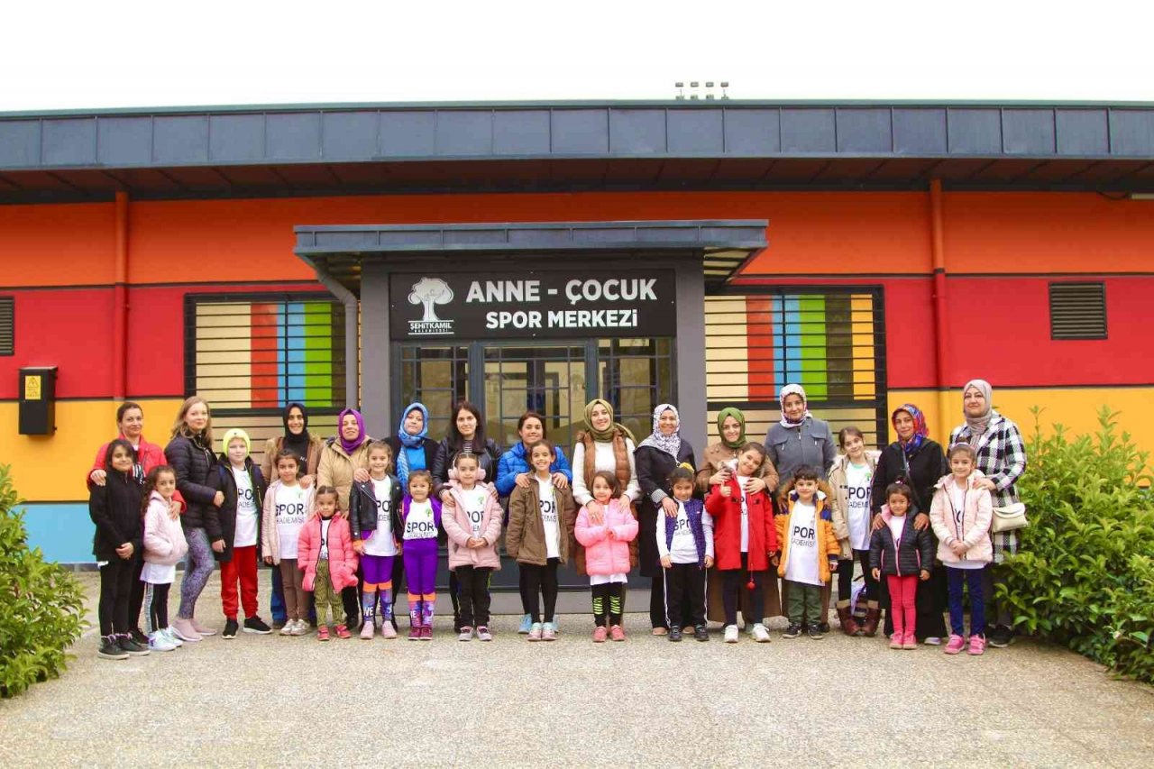Hem spor yapıyor hem de çocuklarına örnek oluyorlar