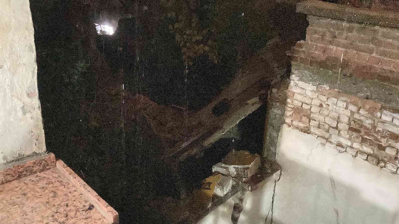 İzmir’de sağanak yağmur nedeniyle evin çatısı çöktü