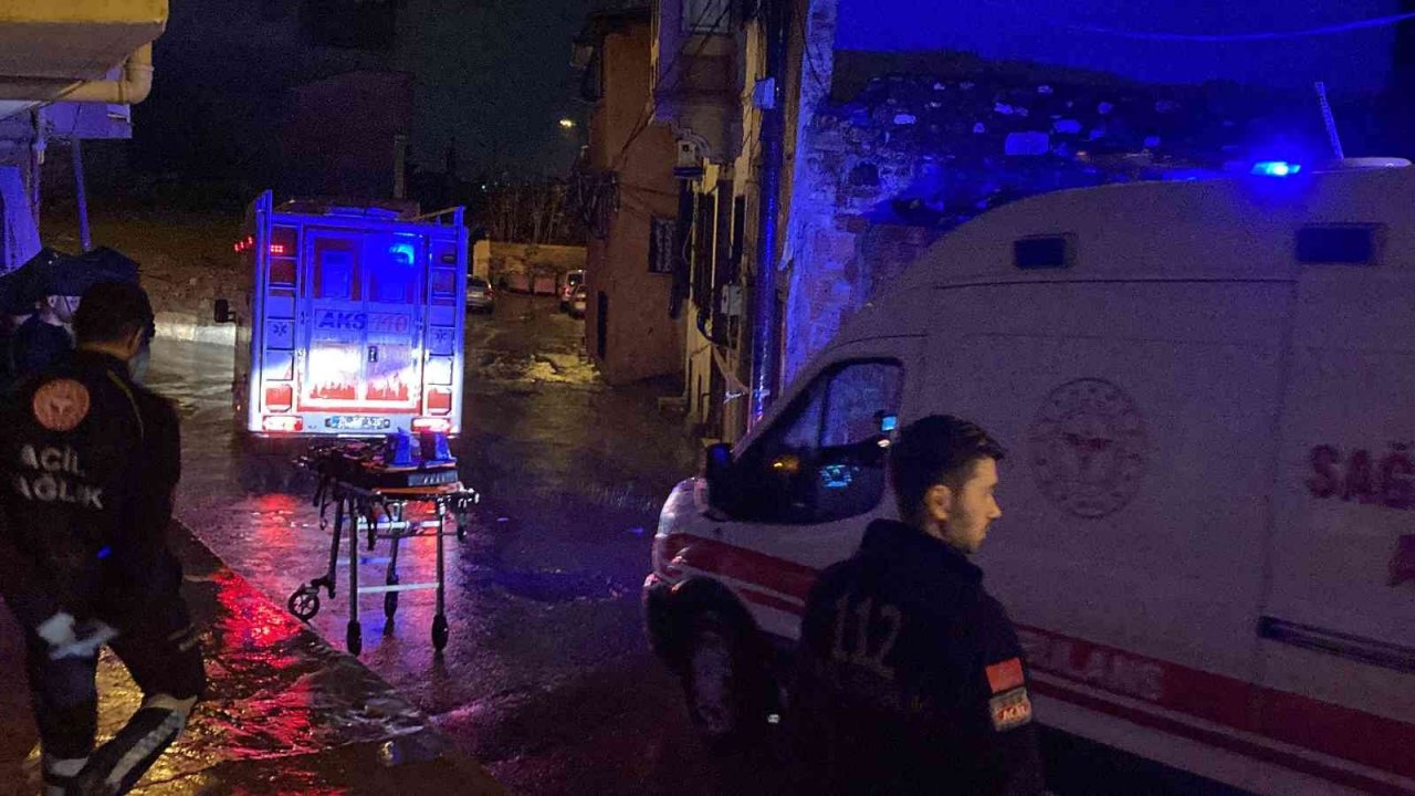 İzmir’de sağanak yağmur nedeniyle evin çatısı çöktü