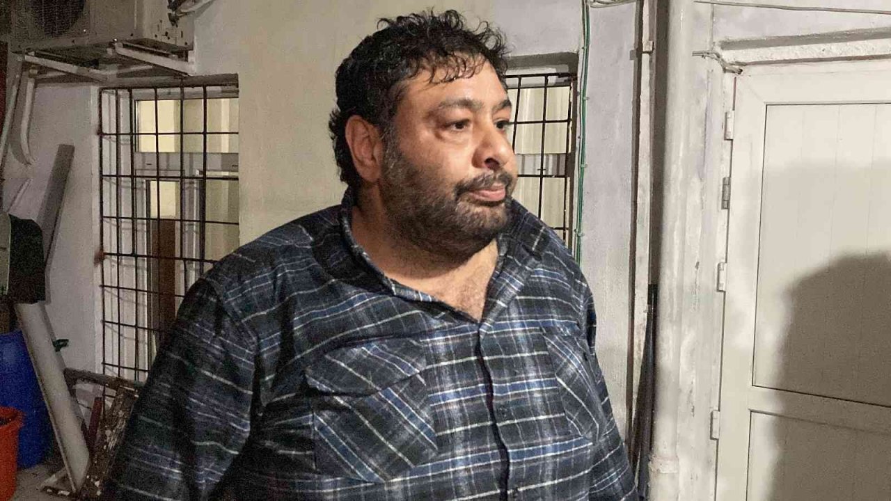 İzmir’de sağanak yağmur nedeniyle evin çatısı çöktü