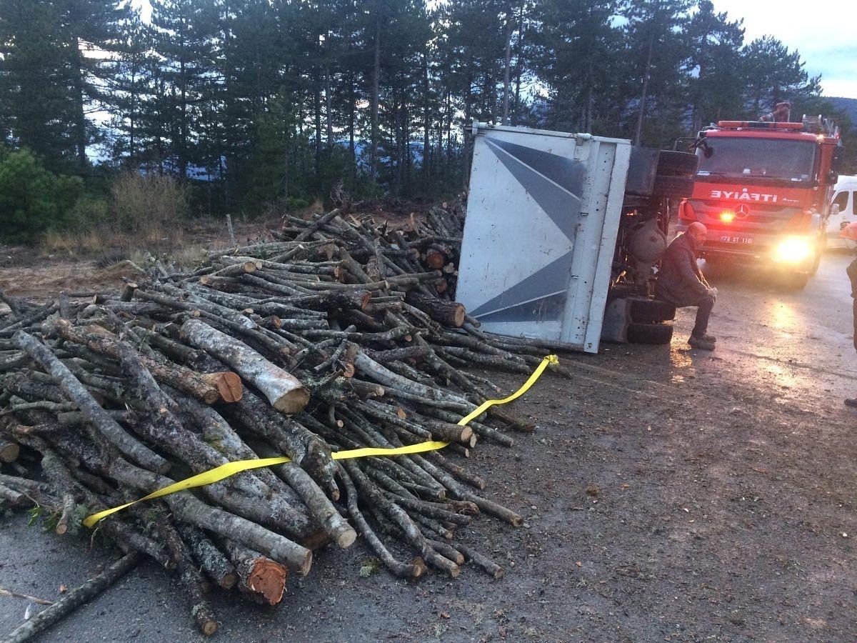 Kontrolden çıkan odun yüklü kamyonet devrildi: 2 yaralı