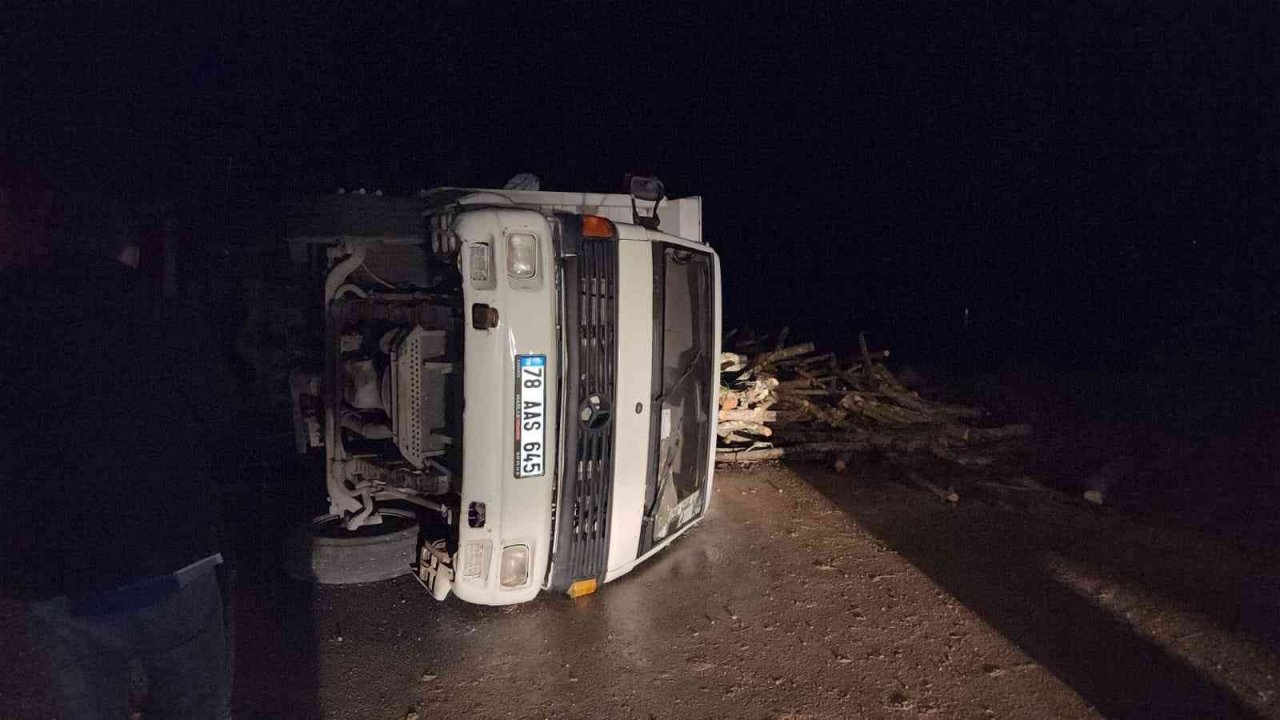 Kontrolden çıkan odun yüklü kamyonet devrildi: 2 yaralı
