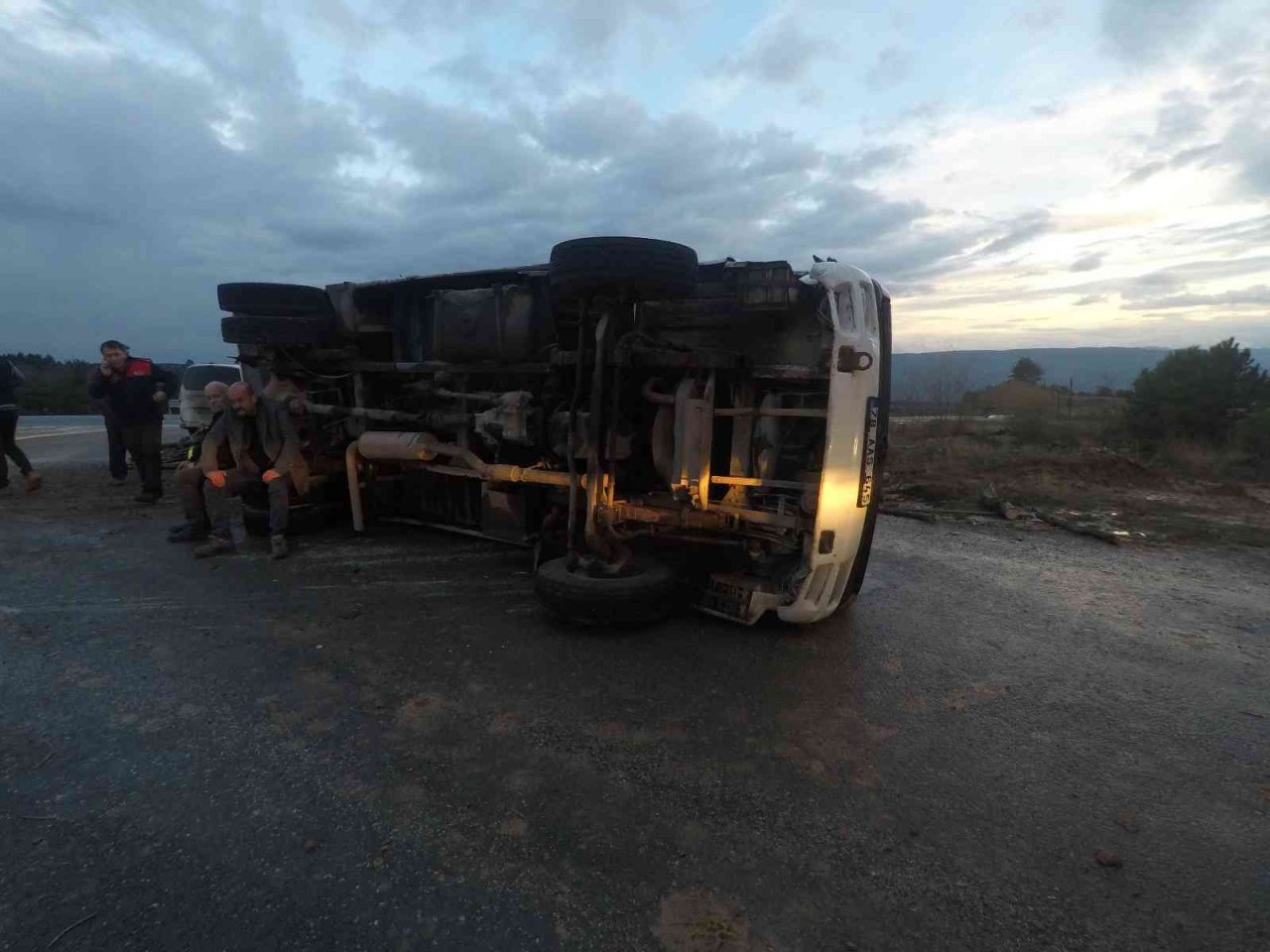 Kontrolden çıkan odun yüklü kamyonet devrildi: 2 yaralı