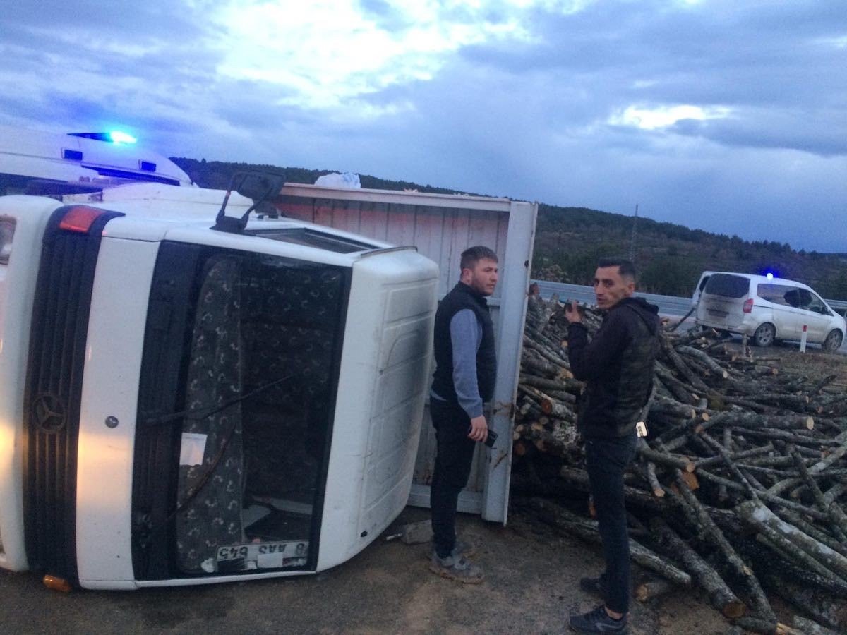 Kontrolden çıkan odun yüklü kamyonet devrildi: 2 yaralı