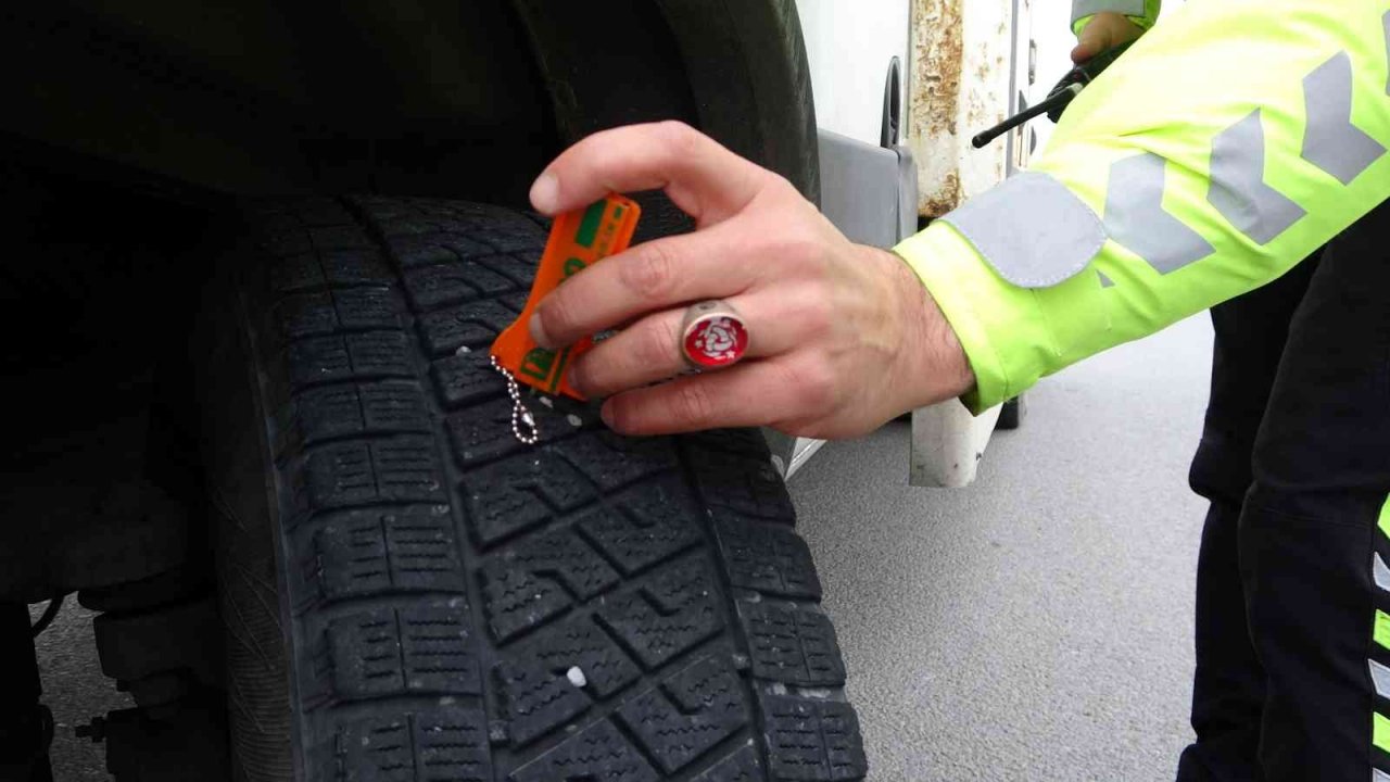 Emniyetten kış lastiği denetimi ve ‘KADES’ bilgilendirmesi