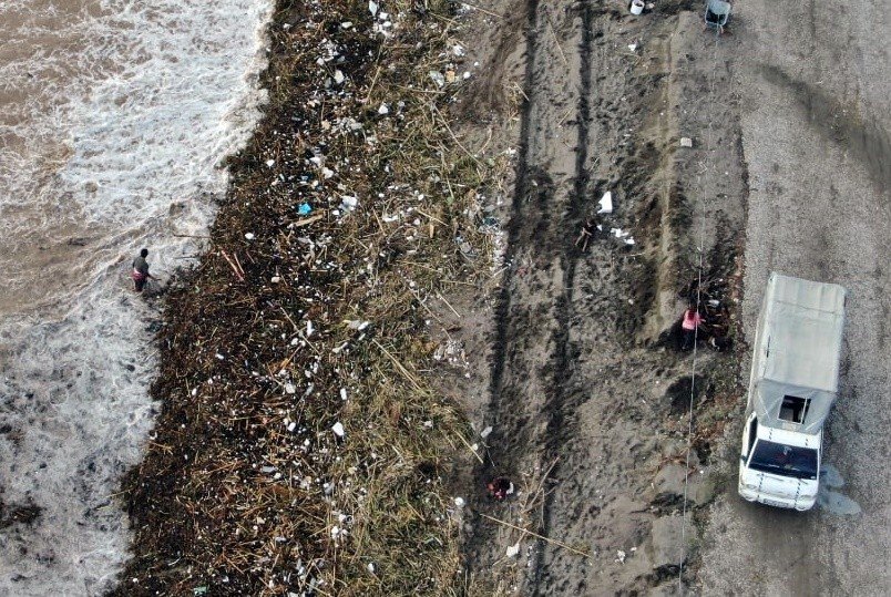 Akdeniz’le birleşen sel suları iki ilçenin kıyı şeridini kahverengiye bürüdü