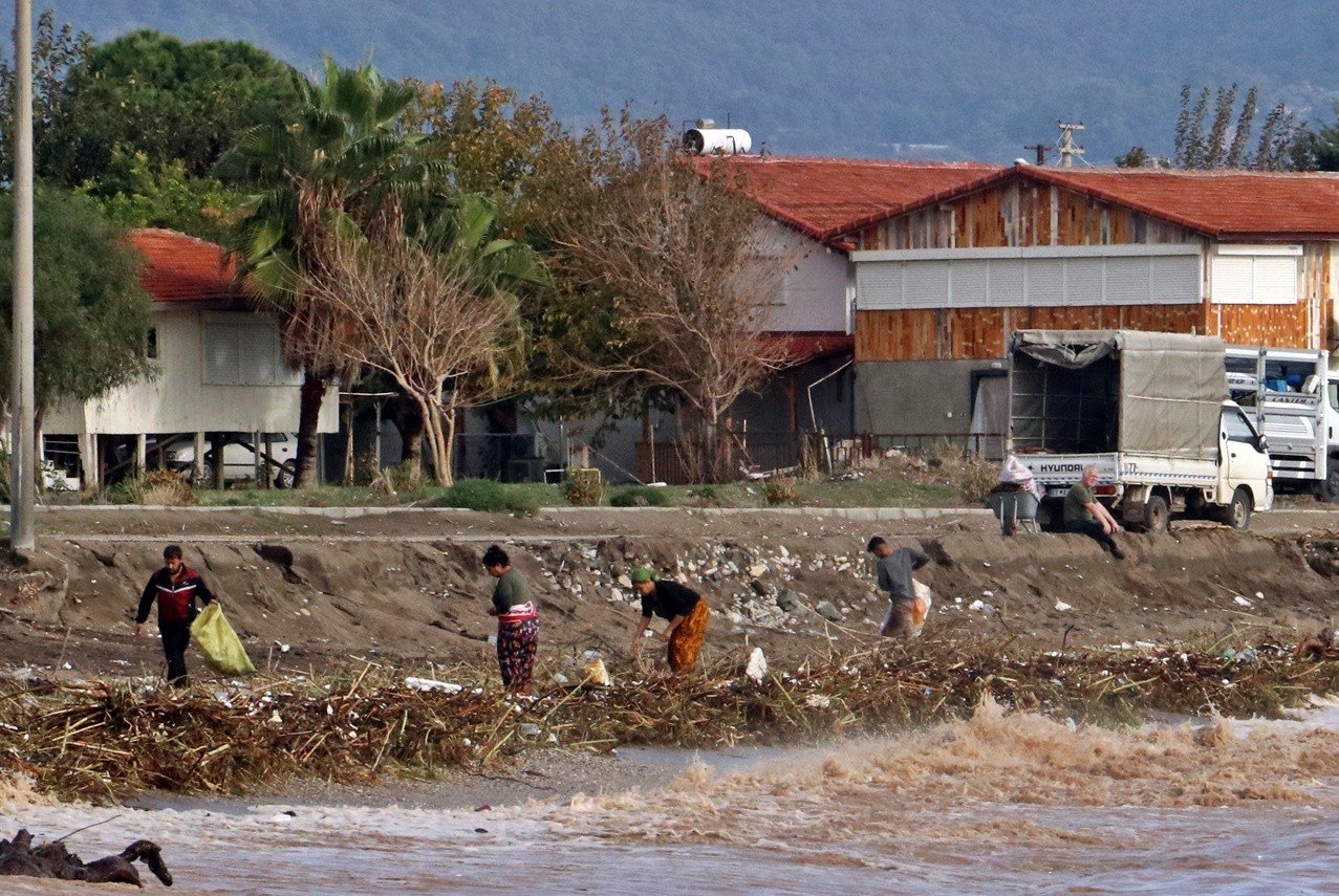 Akdeniz’le birleşen sel suları iki ilçenin kıyı şeridini kahverengiye bürüdü