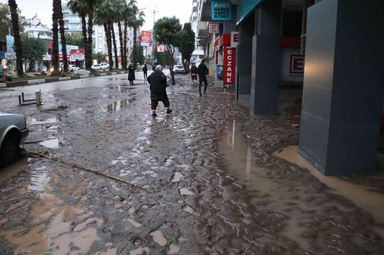 Kumluca’da sel araçları üst üste çıkardı