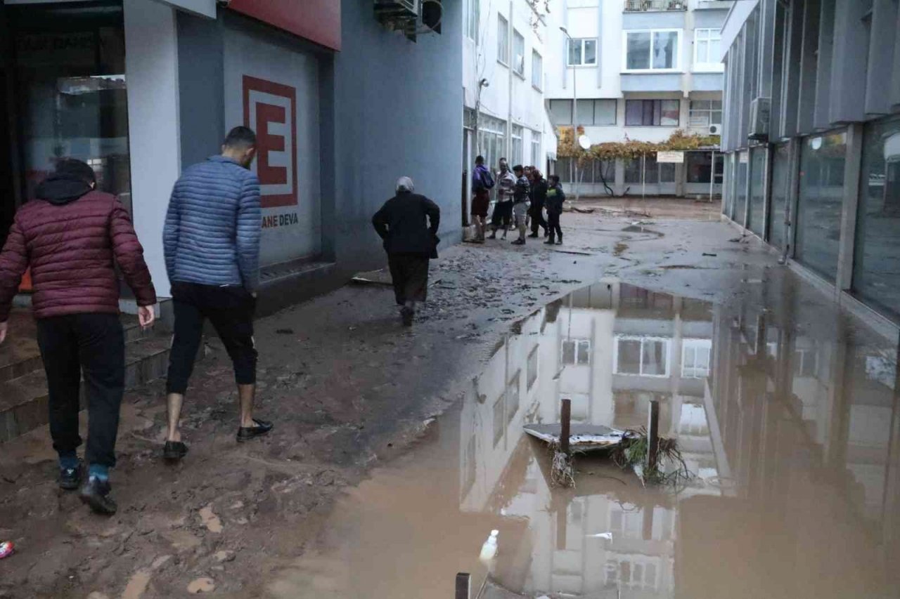 Kumluca’da sel araçları üst üste çıkardı
