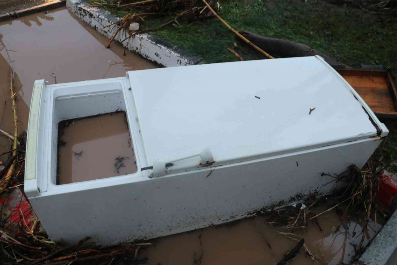 Kumluca’da sel araçları üst üste çıkardı