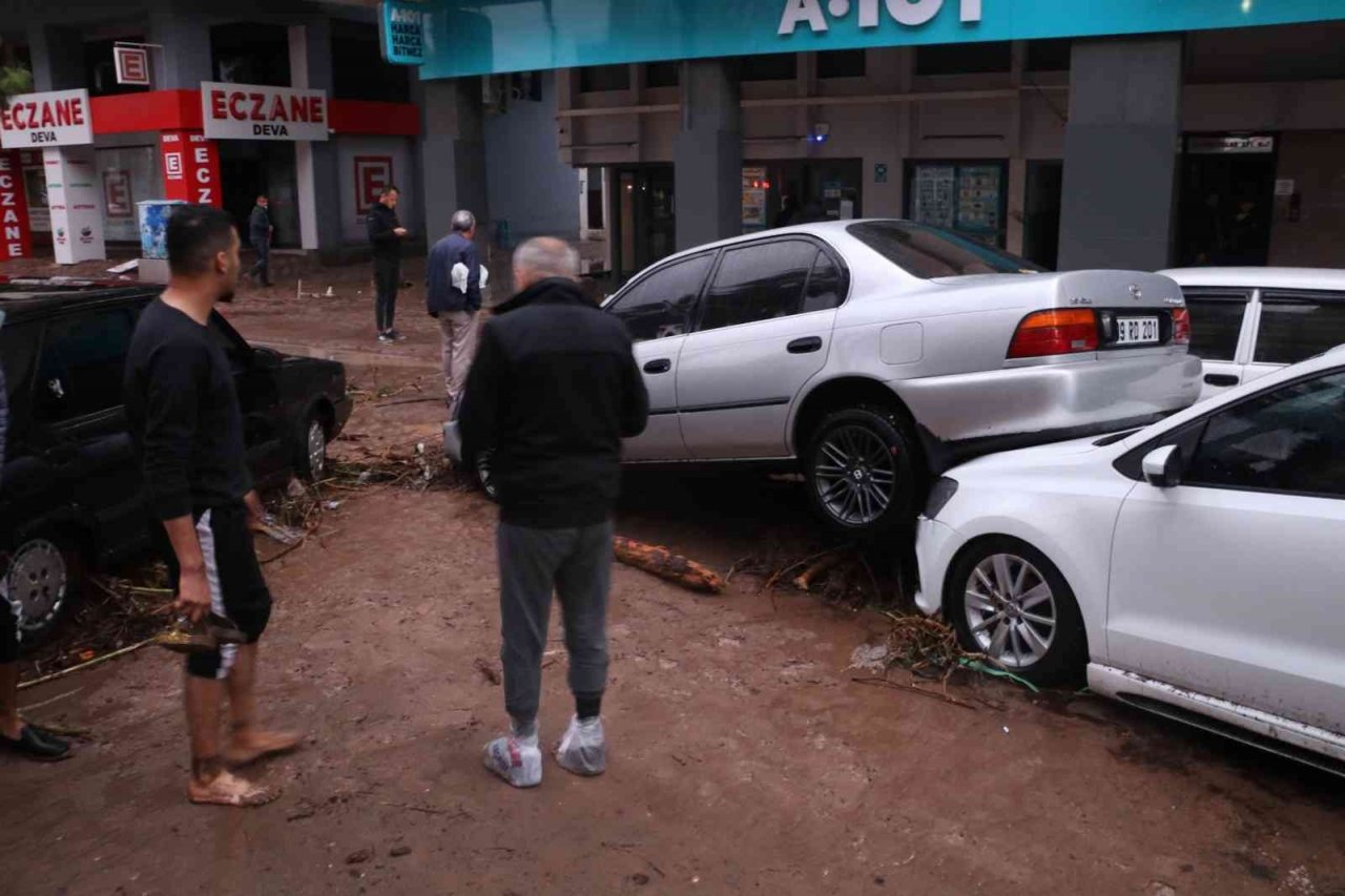 Kumluca’da sel araçları üst üste çıkardı