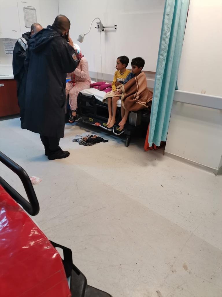 Suriyeli ailenin yaşadığı evi su bastı, 4 çocuk kurtarılarak hastanede tedavi altına alındı