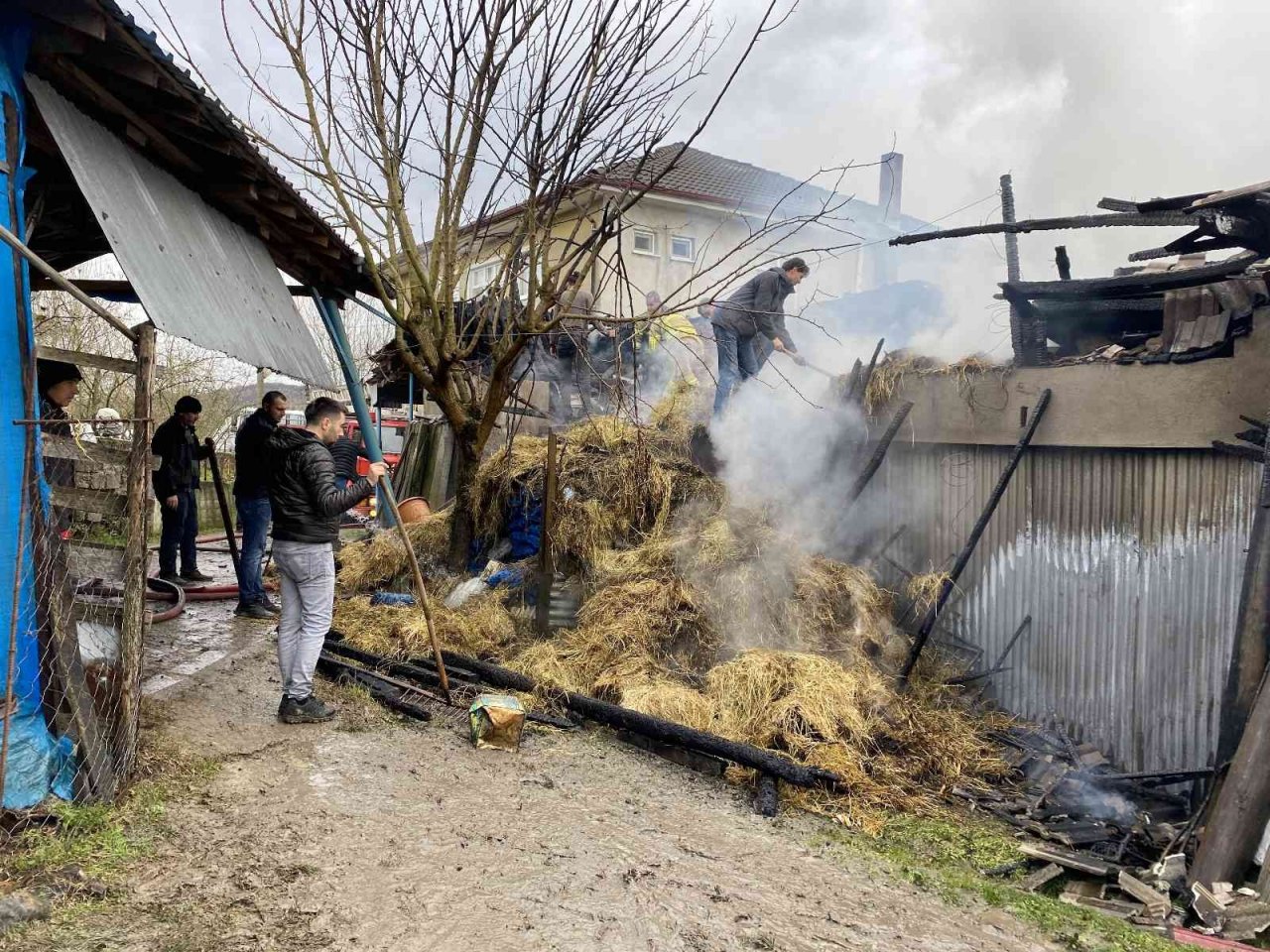 Ahır yangını hızlı müdahale ile söndürüldü