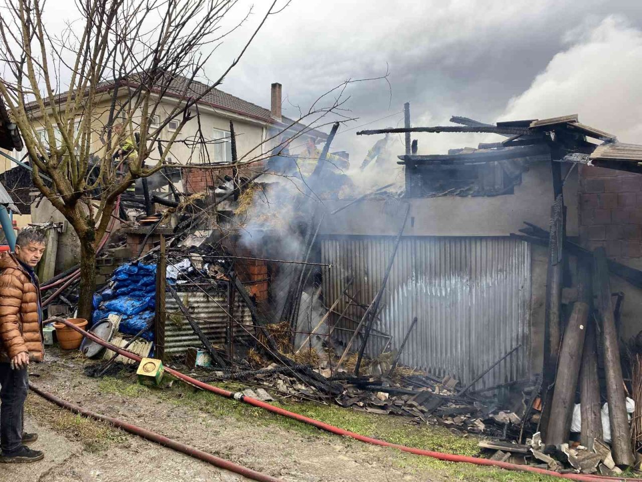 Ahır yangını hızlı müdahale ile söndürüldü